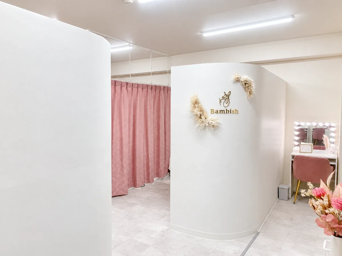 Bambishのロゴとピンクのカーテンがある池袋東口店の店内写真