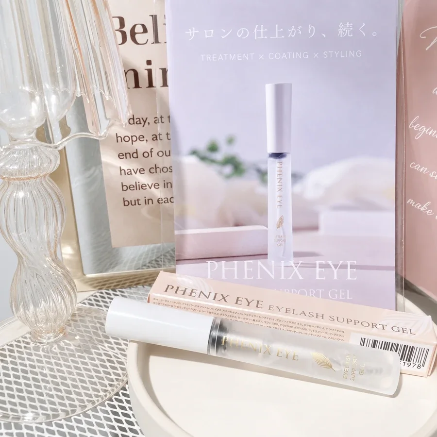 まつげ美容液と眉メイク用品の写真
