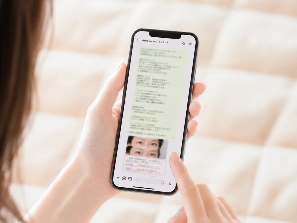 スマートフォンで施術後のアフターサポート内容を確認している写真