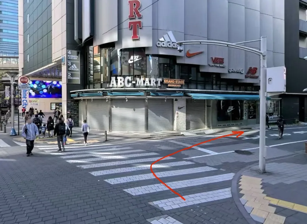 ABCマート付近の横断歩道と右折方向の案内