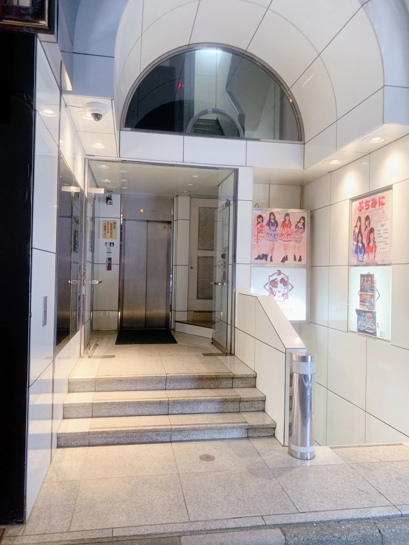 バンビッシュ池袋サンシャイン通り店が入るパールシティビル入口