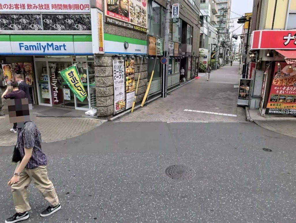 吉祥寺店へ向かう途中のファミリーマートの角