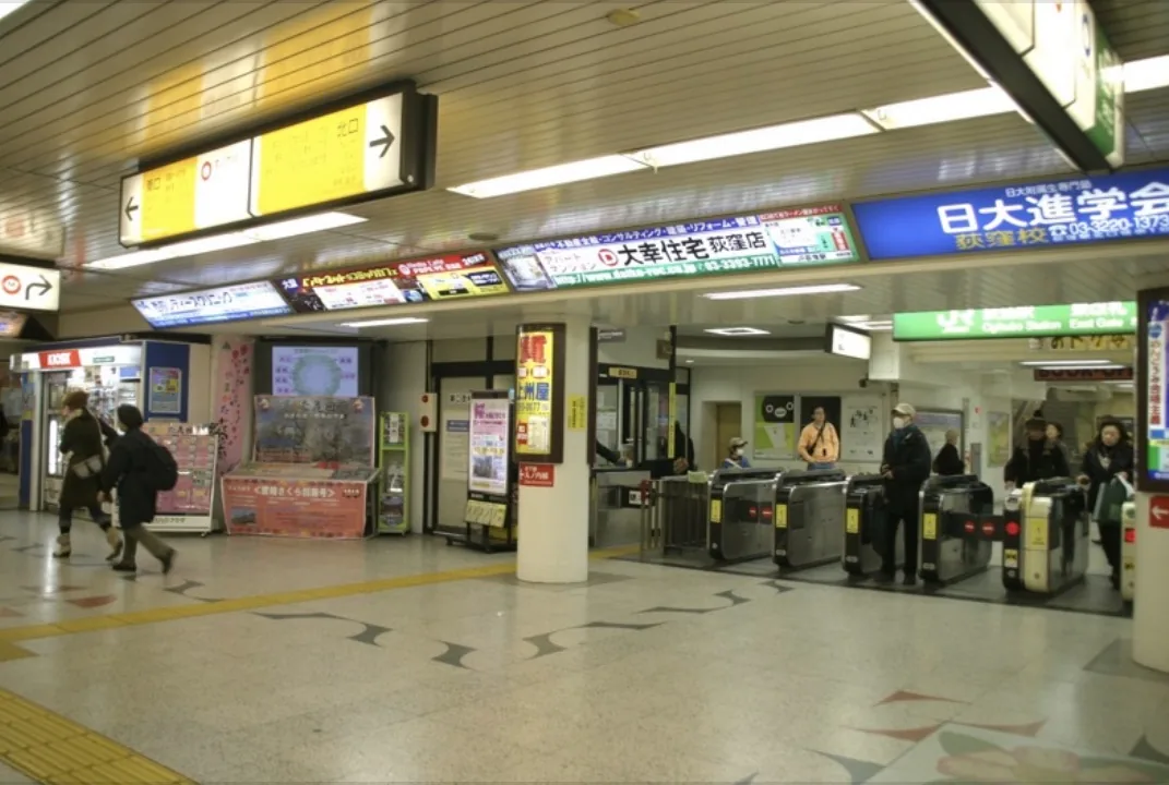 荻窪駅東口改札と北口方面の案内看板